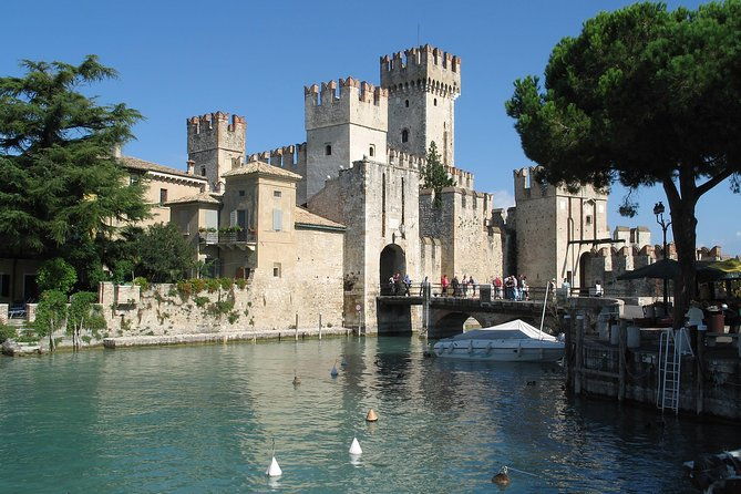 guided-tour-in-sirmione-with-motorboat-tour