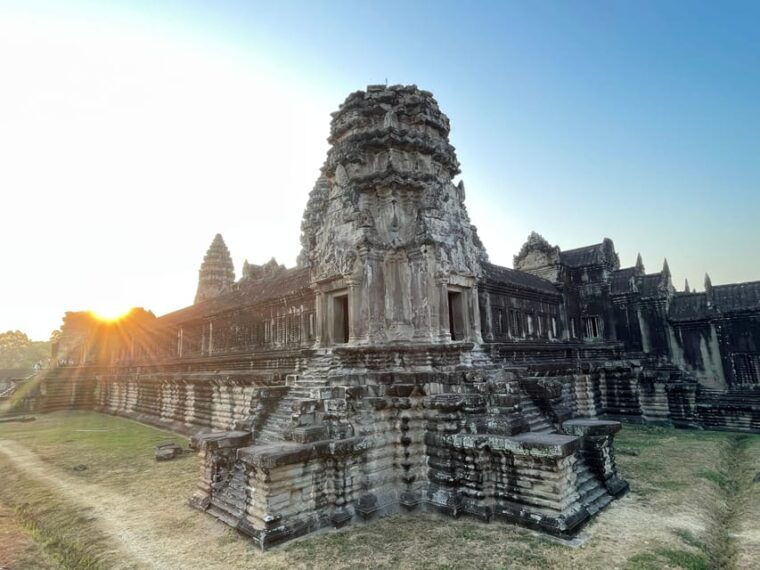 guided-tour-of-angkor-wat-bayon-ta-prohm-and-banteay-srei
