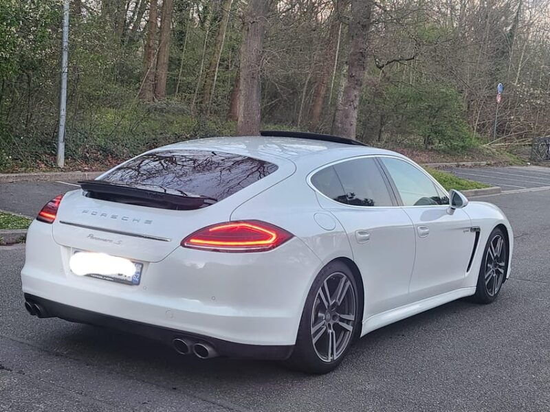 guided-tour-of-paris-in-a-porsche-panamera