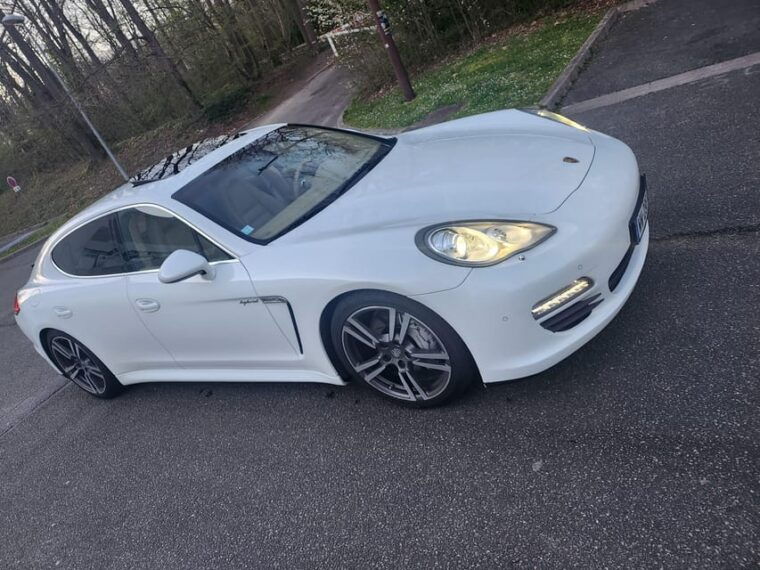 guided-tour-of-paris-in-a-porsche-panamera