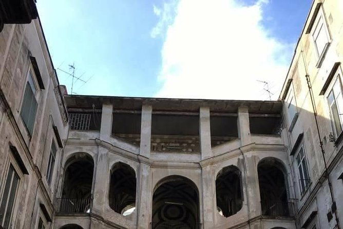 guided-tour-of-the-sanita-district-with-an-art-expert-2