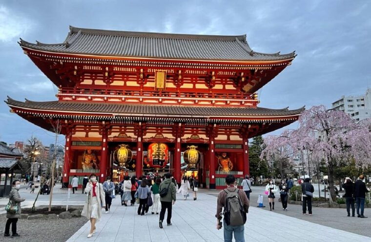 guided-tour-of-walking-and-photography-in-asakusa-in-kimono