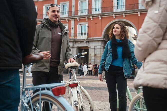 Guided tour on a Vintage Bike through Madrid - Guides and Experience