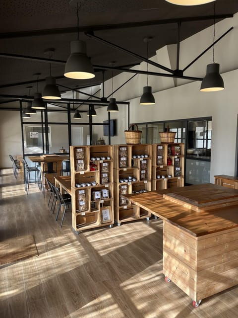 guided-tour-taste-in-a-mushroom-farm