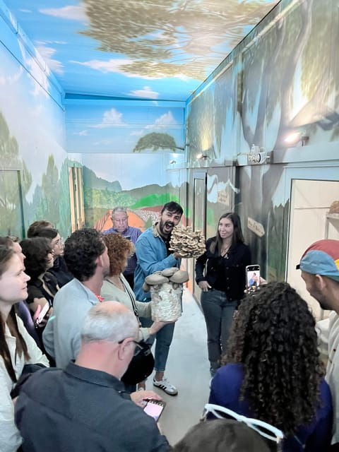 guided-tour-taste-in-a-mushroom-farm