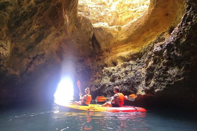 guided-tour-through-the-caves-of-benagil