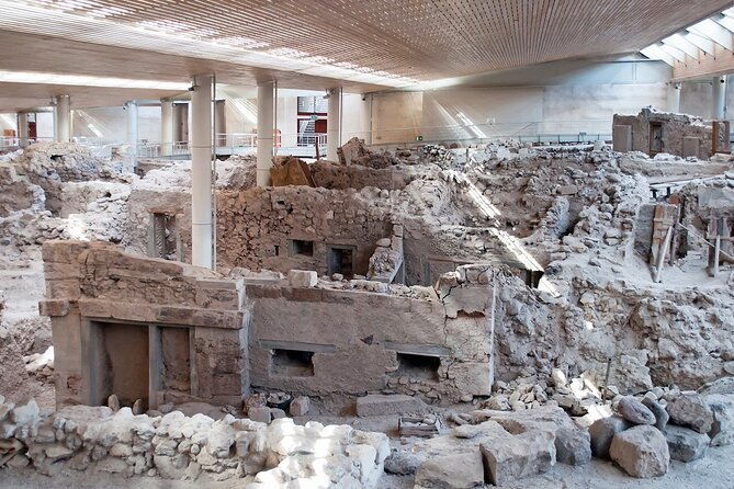 guided-tour-to-the-akrotiri-archaeological-site-in-santorini