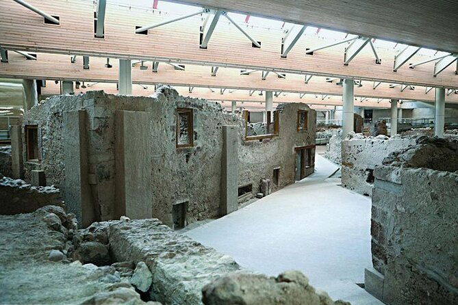 guided-tour-to-the-akrotiri-archaeological-site-in-santorini