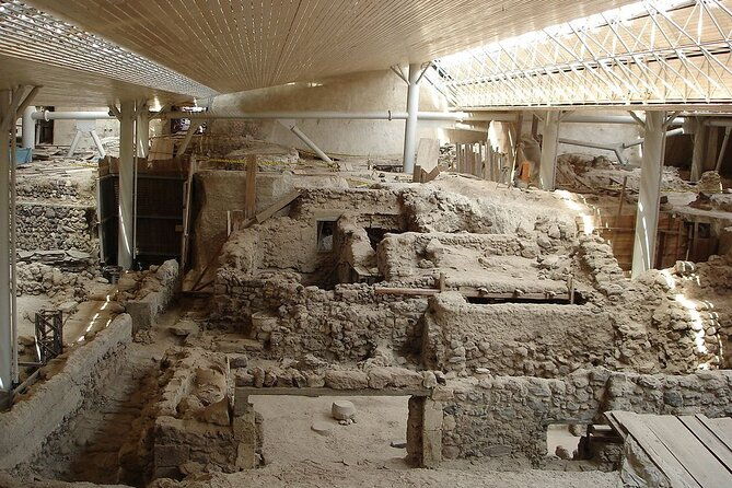 guided-tour-to-the-akrotiri-archaeological-site-in-santorini
