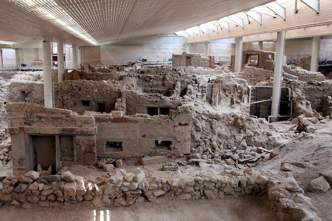 guided-tour-to-the-akrotiri-archaeological-site-in-santorini