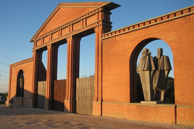 guided-tour-with-admission-in-memento-park