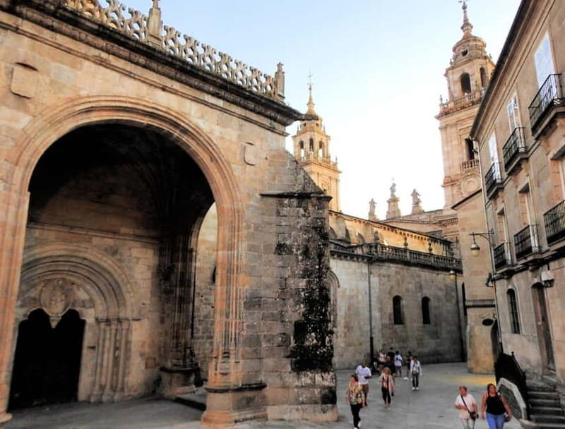 Guided visit to the Cathedral of Lugo with entrance tickets - In The Sum Up