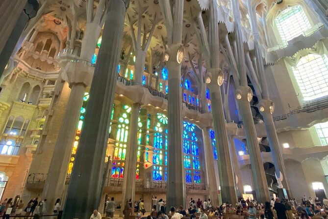 guided-walking-tour-in-park-guell-and-sagrada-familia