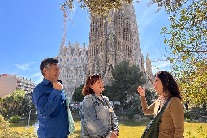 guided-walking-tour-in-park-guell-and-sagrada-familia