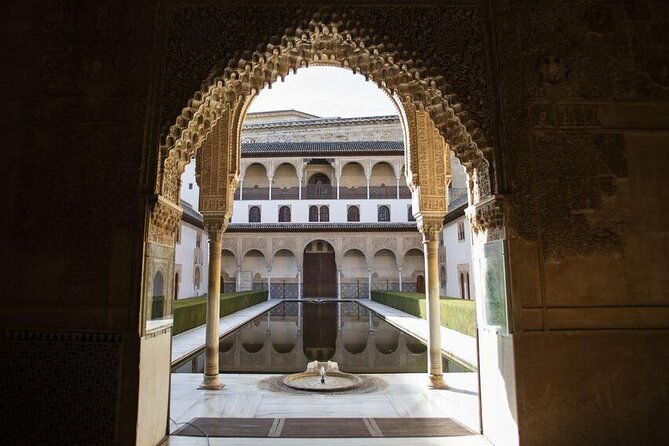 guided-walking-tour-of-the-alhambra-in-granada