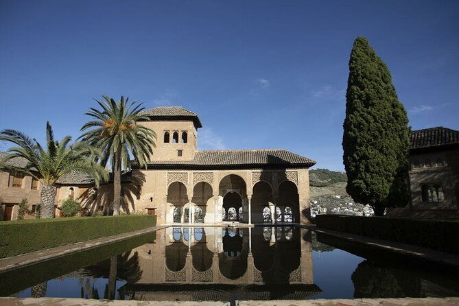 guided-walking-tour-of-the-alhambra-in-granada