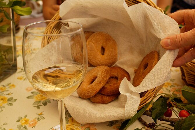 guided-wine-tasting-experience-in-a-roman-vineyard