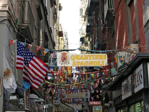 guided-wine-tour-in-old-town-napoli
