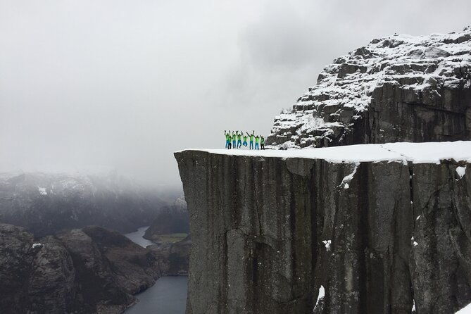 guided-winter-hike-to-pulpit-rock-preikestolen
