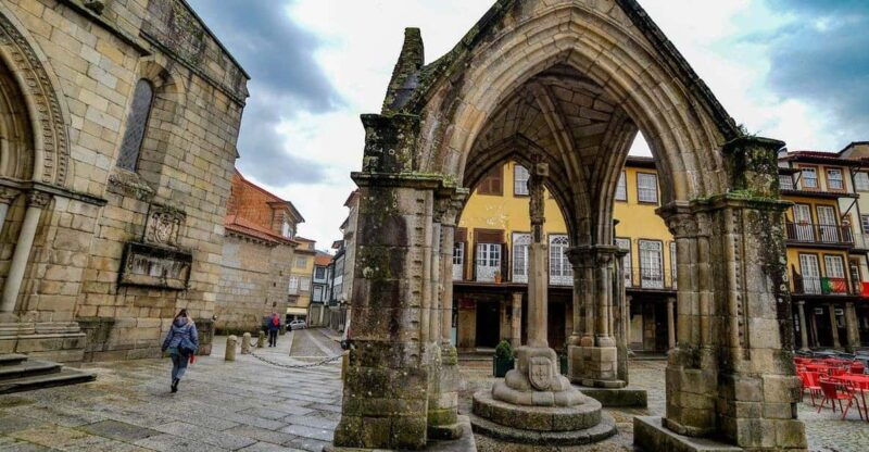 guimaraes-local-tours-visit-the-castle-palace-and-city