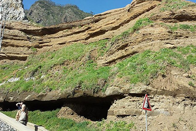 guindaste-viewpoint-a-framed-houses-laurissilva-forest