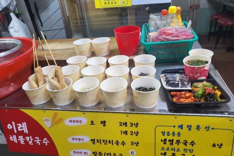 gyeongbok-gung-and-seochon-walking-tour-with-coin-lunchbox