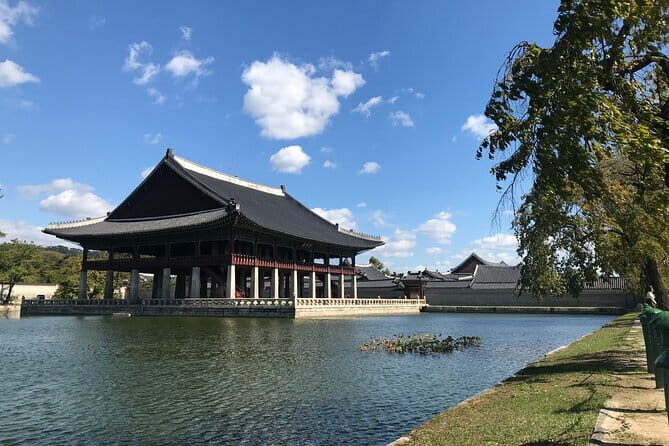 Gyeongbokgung Palace & Bukchon Village Walking Tour - Key Points