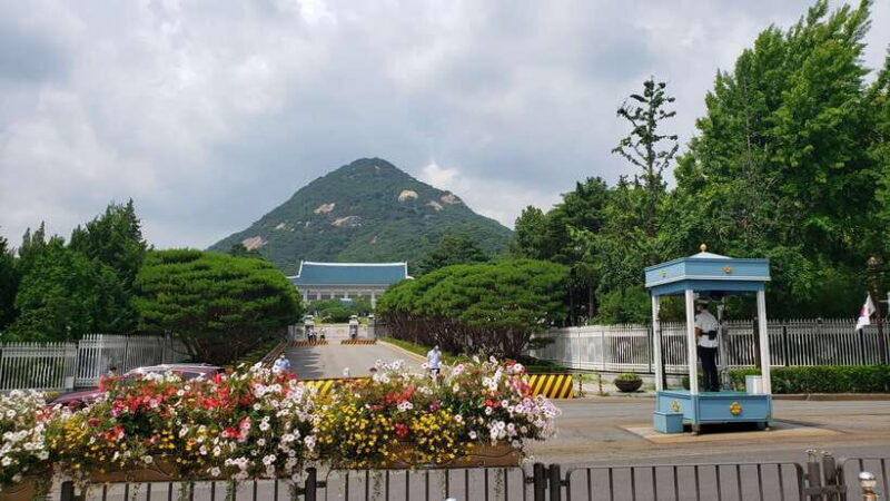 Gyeongbokgung Palace, Jogyesa Temple and Bukchon village - Key Points