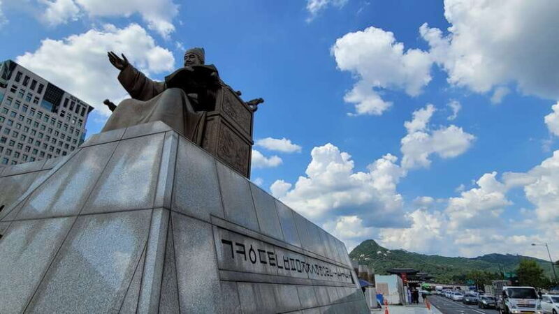 Gyeongbokgung Palace, Jogyesa Temple and Bukchon village - Practical Details and Value