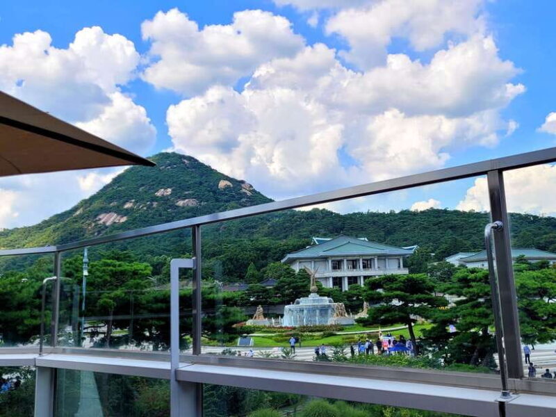 Gyeongbokgung Palace, Jogyesa Temple and Bukchon village - What Could Be Better?