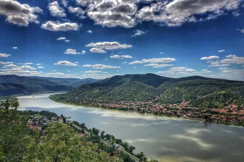 Gyr: Private Boat Tour to Visegrád with Danube Bend Views - Midday Break: Lunch and Relaxation on the Danube