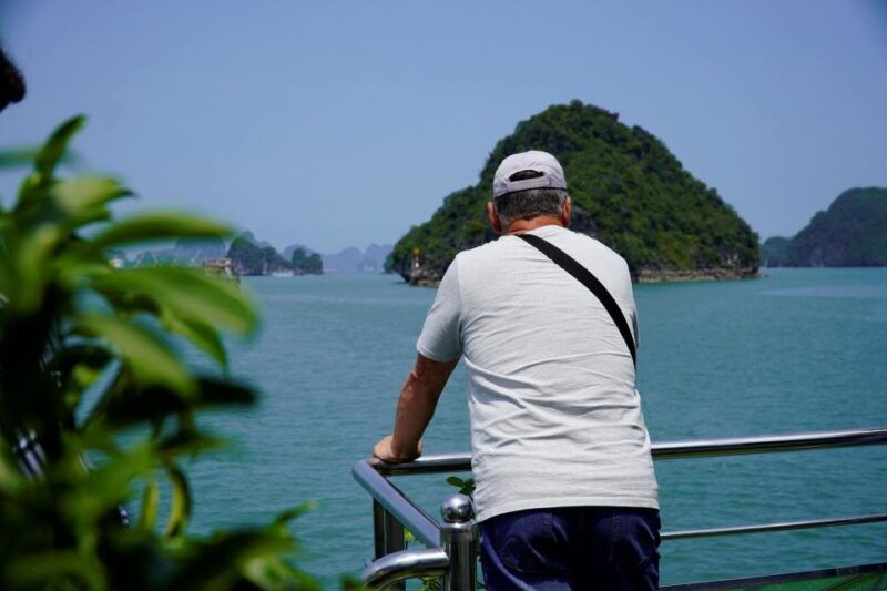 ha-long-bay-luxury-day-cruisebuffet-lunch-titopcavekayak