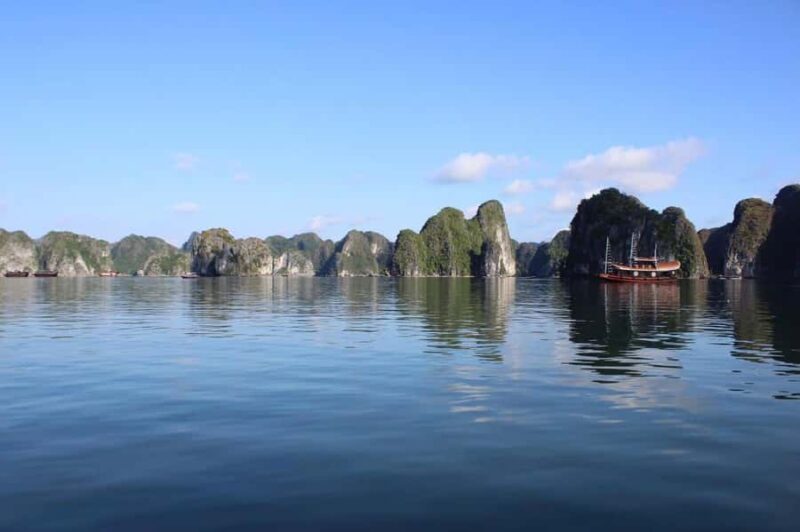 Ha Noi/Cat Ba: Lan Ha bay-Viet Hai village Cycling, Kayaking - The Food and Dining Experience