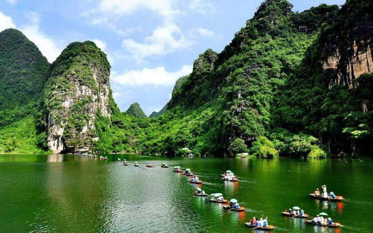 ha-noi-explore-hoa-lu-cycling-trang-an-1-day-trip