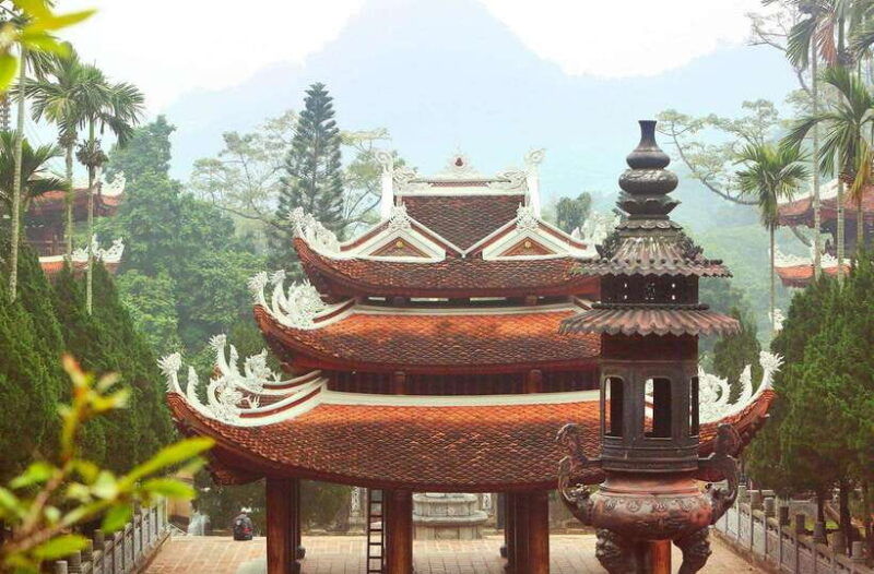 ha-noi-explore-quang-phu-cau-and-perfume-pagoda