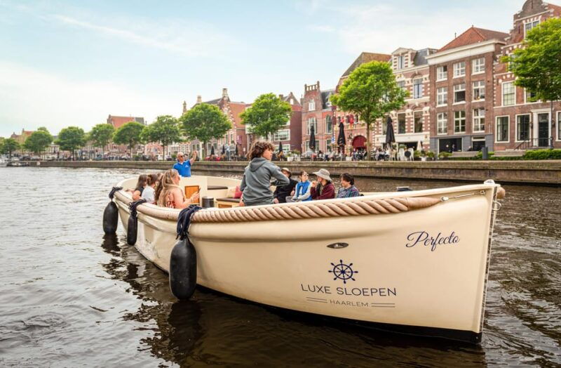 haarlem-canal-tour-dutch-windmill-de-adriaan-tour