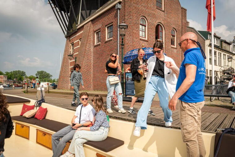 haarlem-canal-tour-dutch-windmill-de-adriaan-tour