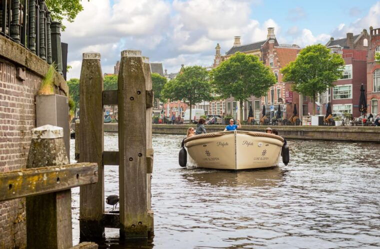 haarlem-canal-tour-dutch-windmill-de-adriaan-tour