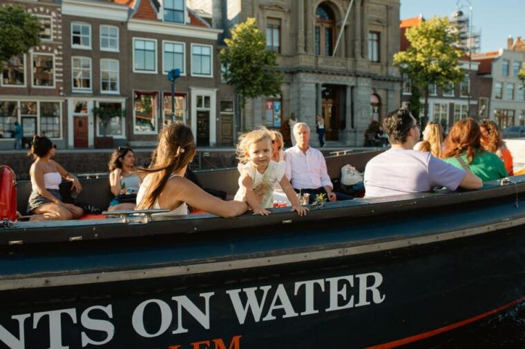 haarlem-sightseeing-boat-tour-with-snacks-and-drinks
