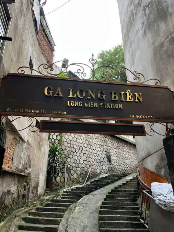 Hai Phong: Train Ride with Market Tour and Local Food - Sampling Local Dishes: A Feast for the Senses