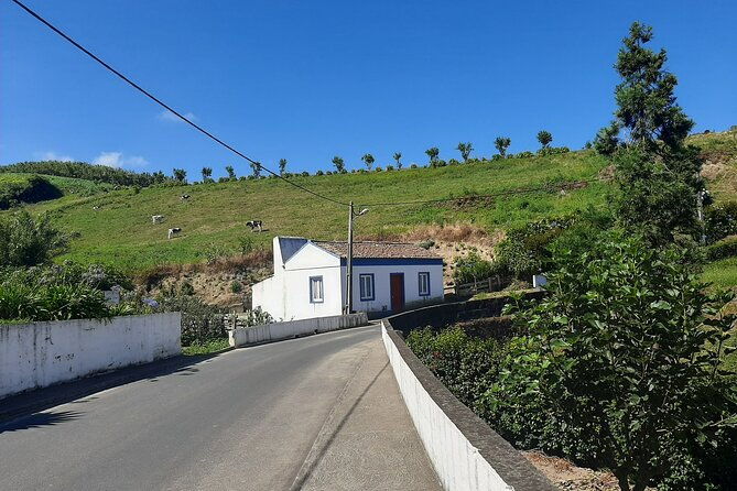 half-day-hike-waterfalls-moinho-do-felix-with-tea-plantation