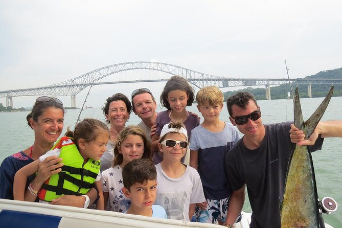 half-day-private-cruising-and-fishing-tour-at-panama-bay