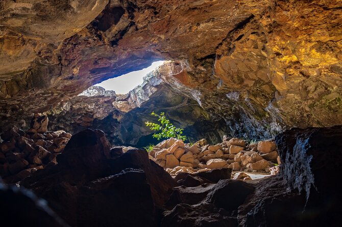 half-day-private-tour-caves-and-volcanic-refuges