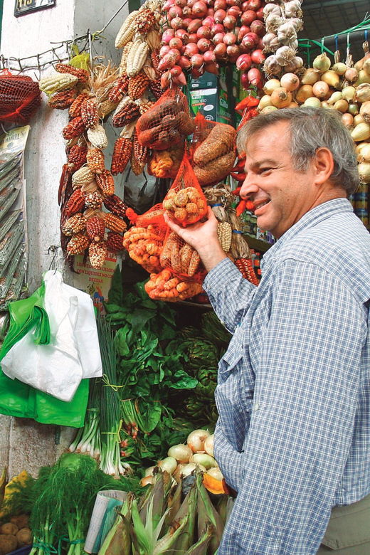half-day-private-tour-to-local-market-chinatowncordano-bar