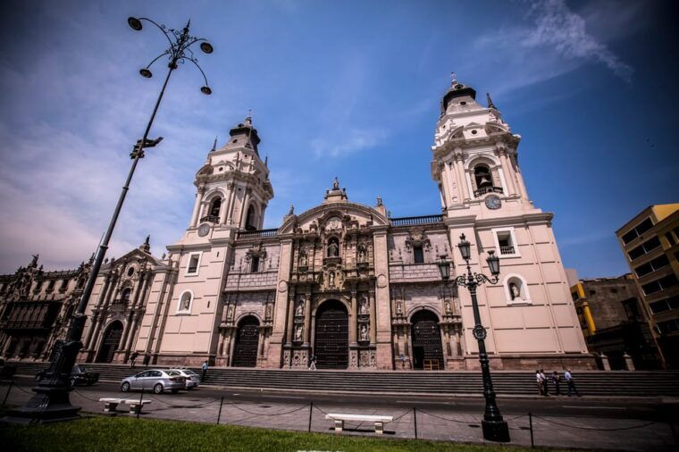 half-day-private-tour-to-local-market-chinatowncordano-bar