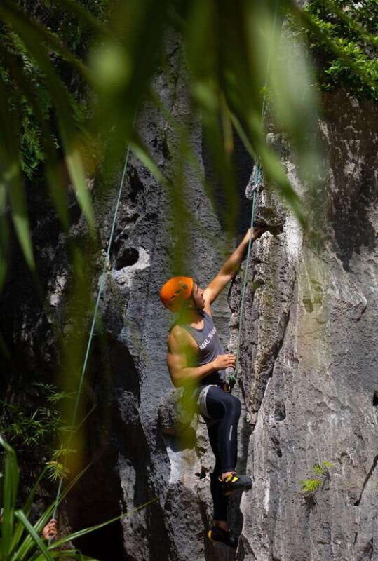 half-day-rock-climbing-in-lan-ha-halong-bay