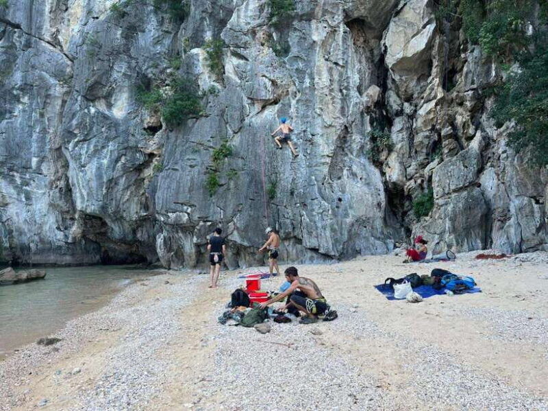 half-day-rock-climbing-in-lan-ha-halong-bay