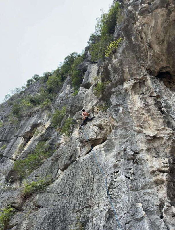 half-day-rock-climbing-in-lan-ha-halong-bay