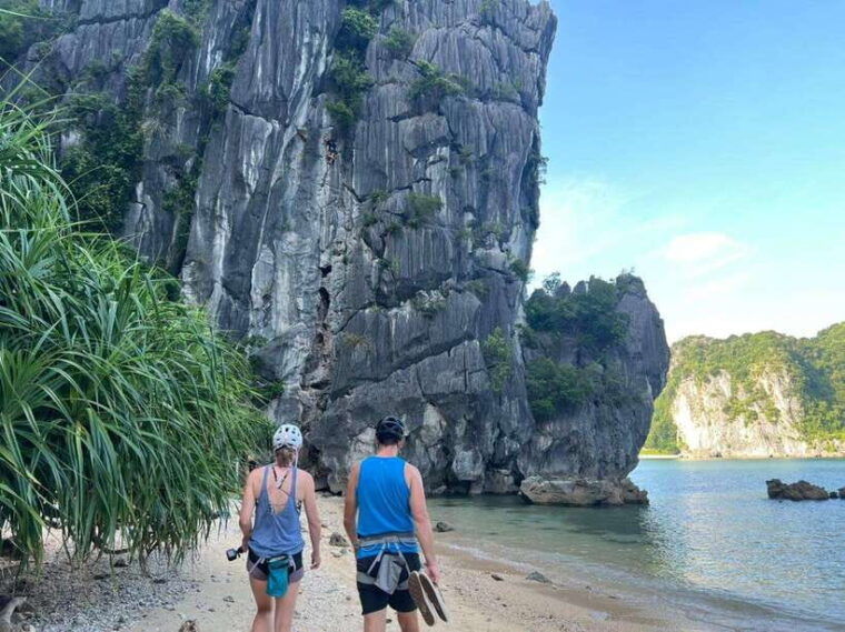 half-day-rock-climbing-in-lan-ha-halong-bay