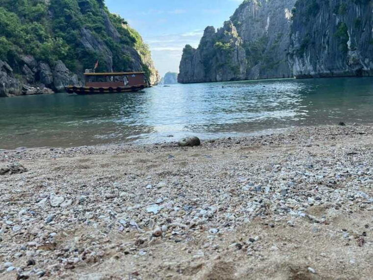 half-day-rock-climbing-in-lan-ha-halong-bay